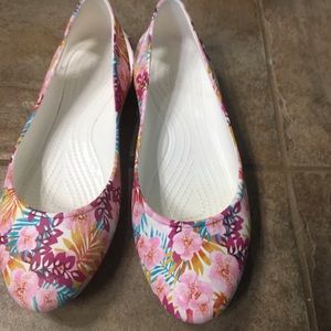 Floral rounded point toe crocs